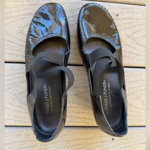 Donald J. Pliner Glossy patent leather Mary Jane black Pamela size 8